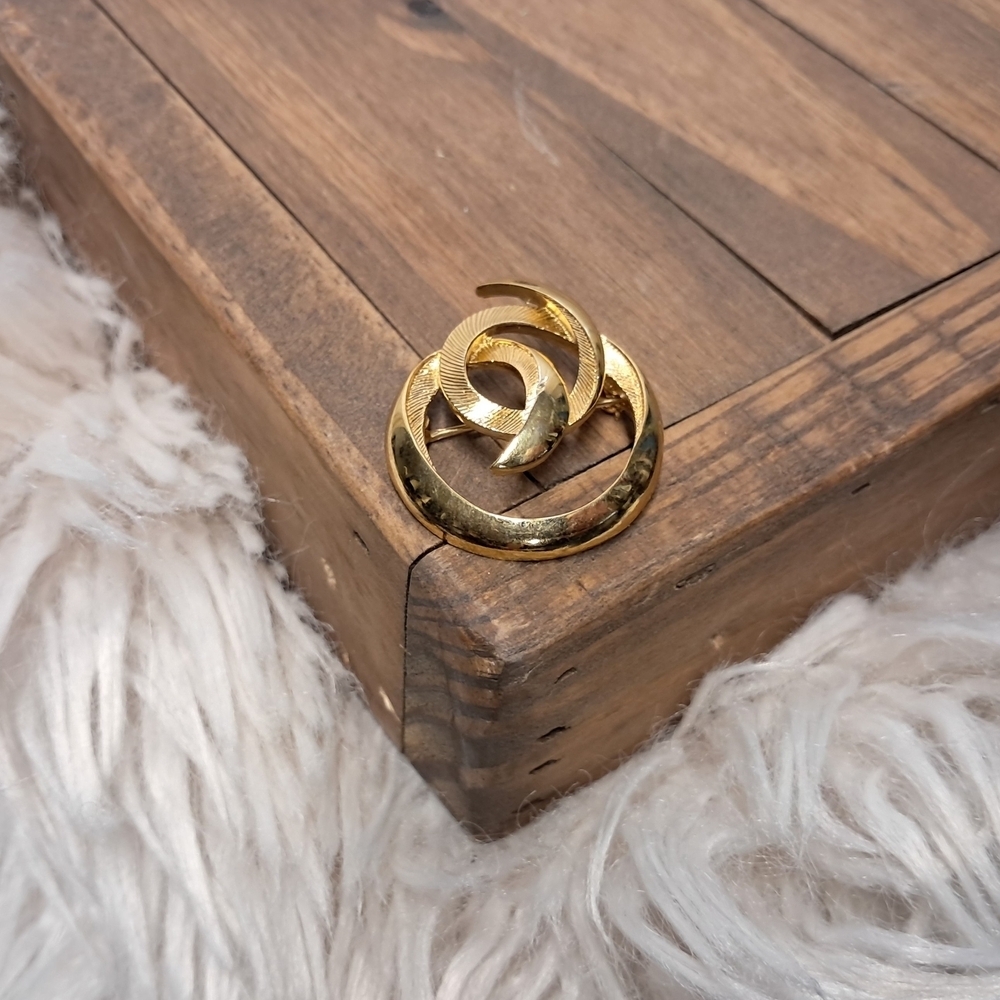 Crown Trifari Gold Swirl Brooch - Picture 3 of 5